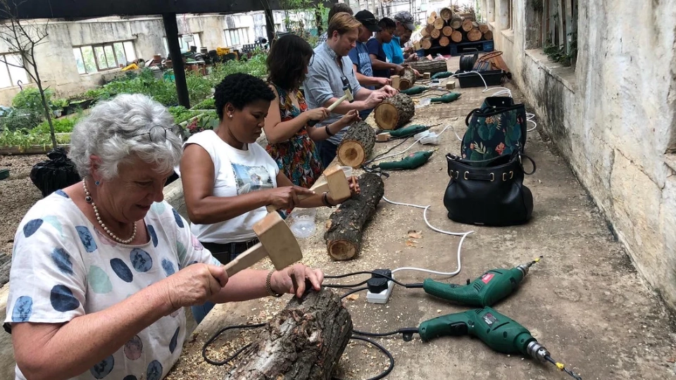 People attending a Shiitake plug spawn workshop